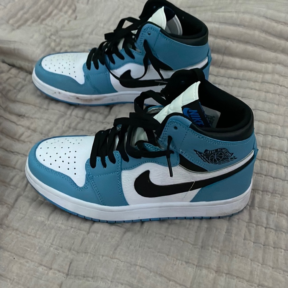 University Blue Jordan’s Mids